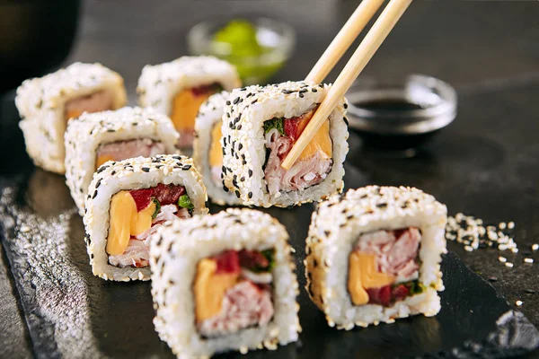 Chopstick Care Deține Rulouri Sushi Uramaki Curcubeu Orez Slănină Brânză — Fotografie, imagine de stoc