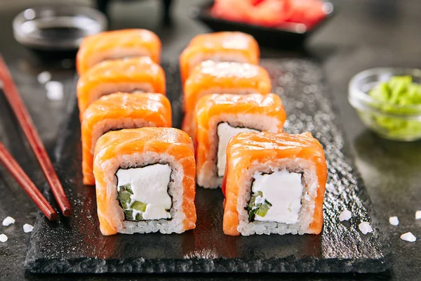 Somon ve Krem Peynir ile Güzel Philadelphia Sushi Rolls