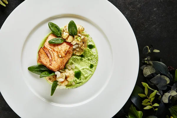 Vynikající Servírovace Bílá Restaurace Deska Lososem Stupňů Zelený Hrášek Spálený — Stock fotografie