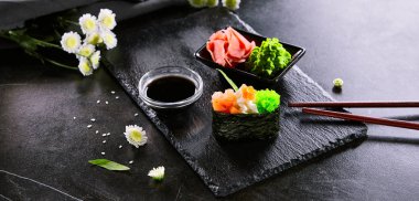 Somon, peynir ve tobiko havyar ile Gunkan