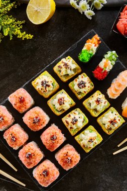 Lezzetli asya gıda, rulo, suşi ve gunkan seti