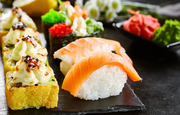 Pyszne Azjatyckie jedzenie, roll, Sushi i Gunkan zestaw — Zdjęcie stockowe