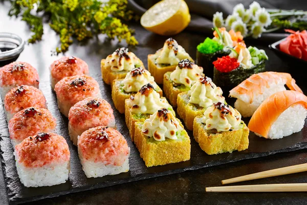 Вкусная азиатская еда, рулон, суши и Gunkan набор — стоковое фото