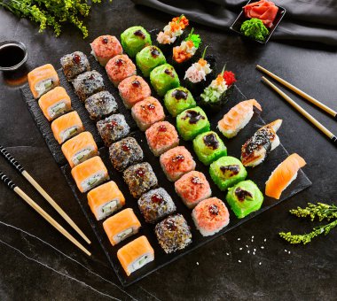 Lezzetli asya gıda, rulo, suşi ve gunkan seti
