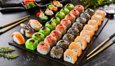 Lezzetli asya gıda, rulo, suşi ve gunkan seti