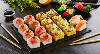 Lezzetli oryantal aperatifler, farklı pişmiş rulo seti
