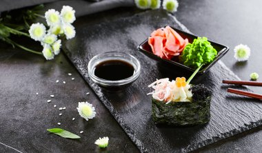 Yengeç eti ve masago havyar ile Günkan