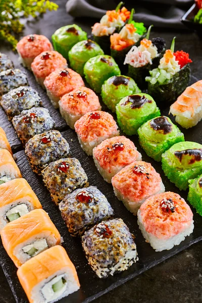 Delicious asian food, roll, sushi and gunkan set — Stock Photo, Image