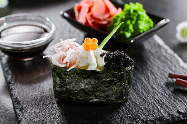 Gunkan Con Carne Granchio Caviale Masago Cucina Asiatica Piatto Ristorante — Foto Stock