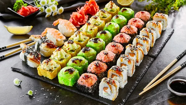 Deliciosa comida asiática, rollo, sushi y gunkan set — Foto de Stock