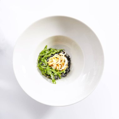 Kalamar üst görünümü ile Risotto