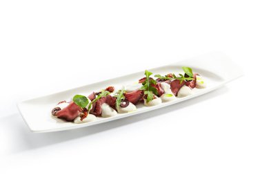 Sığır vitello tonnato tabağı closeup