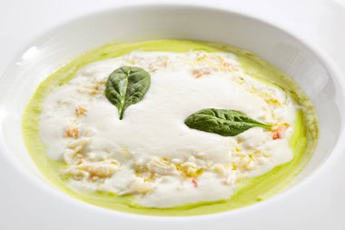 Mozzarella mus üst görünümü ile yeşil bezelye krema çorbası