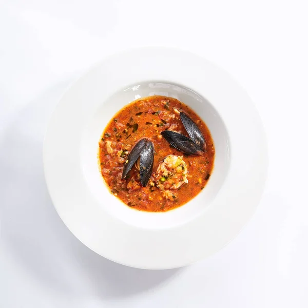 Deniz ürünleri üst görünümü ile Domates çorbası — Stok fotoğraf