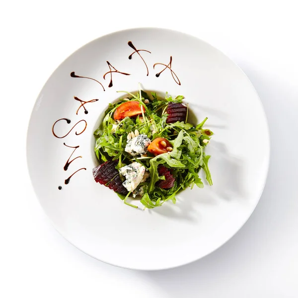 Rode biet salade met rucola, Gorgonzola kaas, arugula en Tomat — Stockfoto