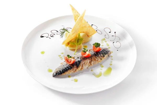 Exquisite serving grilled mackerel with mashed potatoes and toma — Stock Photo, Image