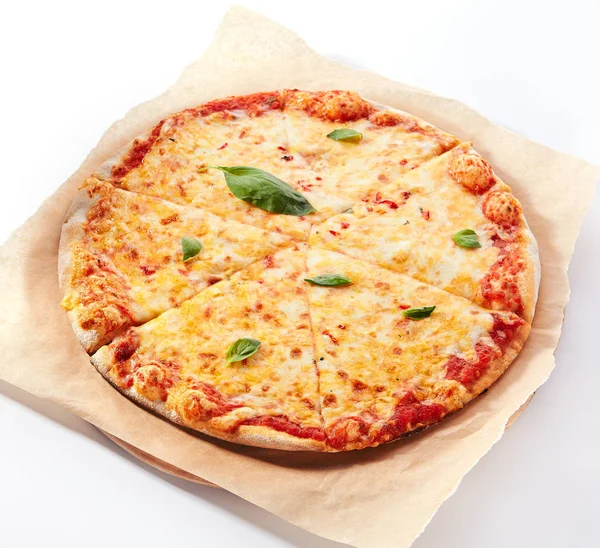Pizza Margarita eller Margherita med körsbärstomater — Stockfoto