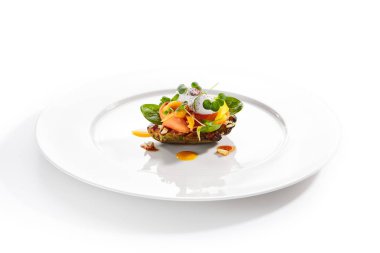 Mozzarella kremave kurutulmuş domates ile nefis hizmet avokado