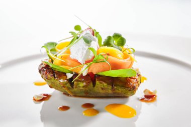 Mozzarella kremave kurutulmuş domates ile nefis hizmet avokado