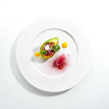 Avokado Servis Edilen Çiğ Balıktan Ton Balığı Tartar