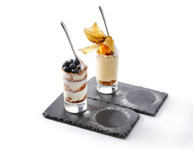 Cheesecake ve Tiramisu İzole İki Klasik Tatlılar