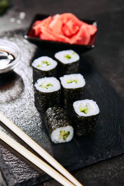 lezzetli suşi rulo