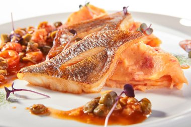 Domates ve kap bir garnitür ile Pike levrek veya zander fileto