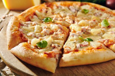 Pizza restoran menü - tavuk ve ananas lezzetli taze Pizza. Pizza malzemelerle rustik ahşap masa üzerinde