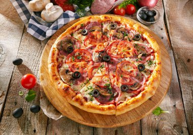 Pizza restoran menü - lezzetli taze Pizza sosis, domates ve Mushrooms.Pizza maddeler rustik ahşap tablo