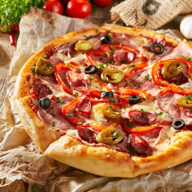 Pizza restoran menü - sosis ve biber lezzetli baharatlı Pizza. Pizza malzemelerle rustik ahşap masa üzerinde