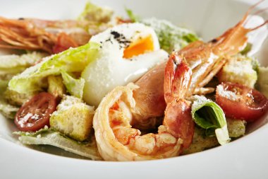 Karides, Tavuk, Cr ile Sezar Salatası Beyaz Restoran Tabağı