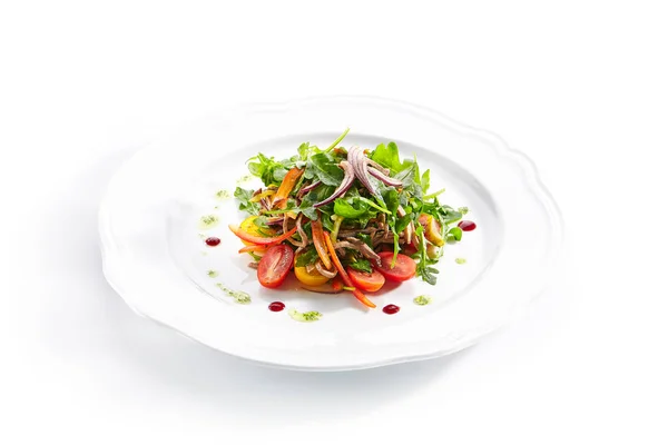 Insalata gourmet con lingua di manzo affettata, verdure e pesto — Foto Stock
