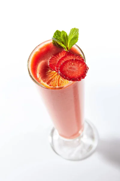 Свежий домашний фруктовый коктейль в модном красно-оранжевом фиесте — стоковое фото
