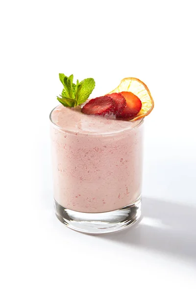 Verse zelfgemaakte aardbei yoghurt smoothie geïsoleerd op wit — Stockfoto