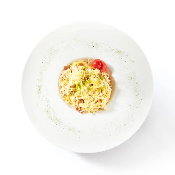 Deliciosos espaguetis Carbonara con queso parmesano rallado Isolat — Foto de Stock