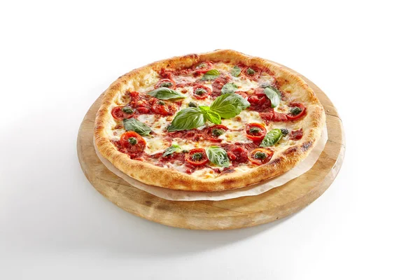 Pizza z pomidorem wiśniowym, serem mozzarella i sosem pomidorowym ISO — Zdjęcie stockowe