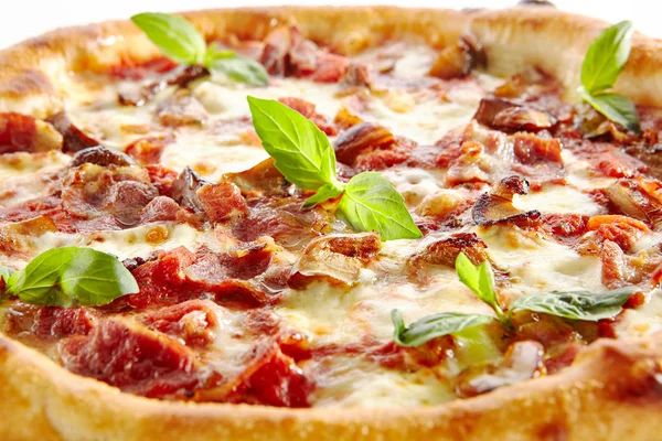 Kanadische Pizza oder Regina mit Speck — Stockfoto