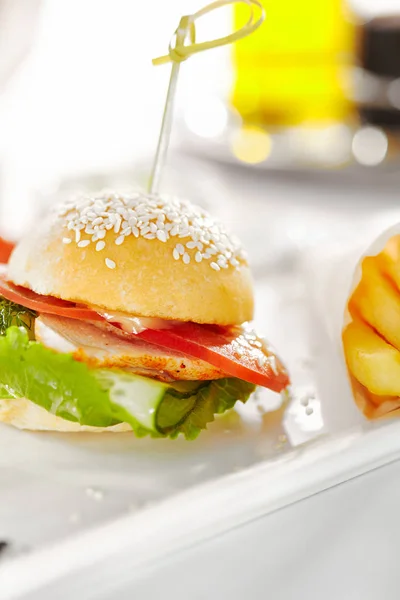 Gurme Restoran Lezzetli Akşam Yemeği Füme Domates Salatalık Ile Sandviç — Stok fotoğraf