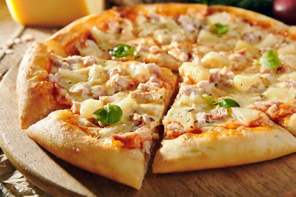 Pizzeria Speisekarte Köstliche Frische Pizza Mit Huhn Und Ananas Pizza — Stockfoto