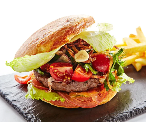 Hambúrguer Carne Fresca Com Bacon Cebolas Fritas Molho Tomate Pepinos — Fotografia de Stock