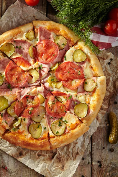 比萨餐厅菜单 美味新鲜的比萨与番茄 火腿和腌的黄瓜 披萨配料与仿古木制的桌子上 — 图库照片