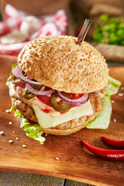Burger Grill Restaurant Menü Köstliche Würzige Chili Burger Auf Holzteller — Stockfoto