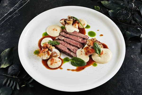 Restaurant bord van Black Angus runderfilet met warme aardappelen i — Stockfoto