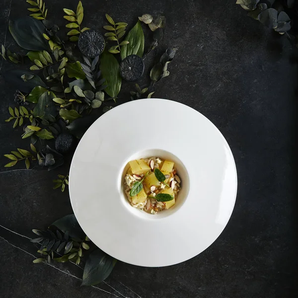 Wykwintna porcja biała restauracja talerz risotto z Gorgonz — Zdjęcie stockowe