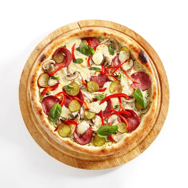 Pizza cremosa con Cervelat aislado sobre fondo blanco — Foto de Stock