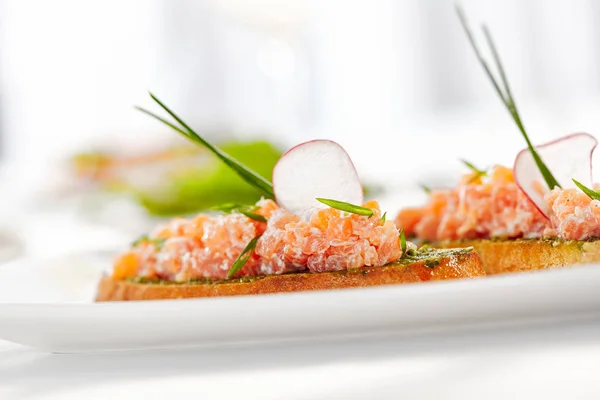 Aperitivo Italiano Bruschetta Com Salmão — Fotografia de Stock