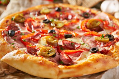 Pizza restoran menü - sosis ve biber lezzetli baharatlı Pizza. Pizza malzemelerle rustik ahşap masa üzerinde