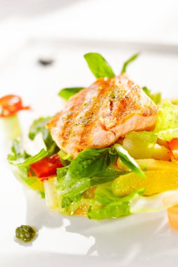 Izgara Somon ve Sebzeli Sıcak Salata