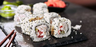 lezzetli suşi rulo