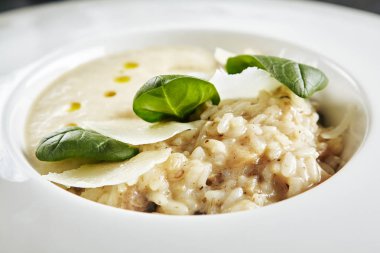 Cep Mantar Güveç, Parmes ile Risotto Beyaz Restoran Tabağı